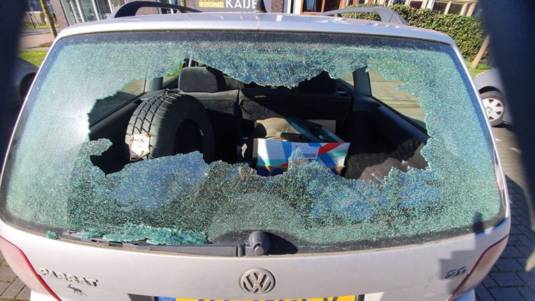 Auto en bushokjes vernield in Langedijk: “Wees dan ook zo stoer om je te melden”