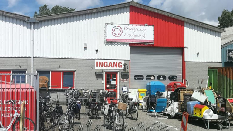 Kringloop Langedijk weer open: “Flinke rij voor de deur”