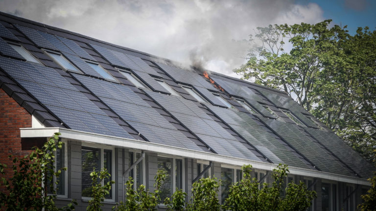 Zonnepanelen veroorzaken brand op dak woning Bosboomstraat Heerhugowaard