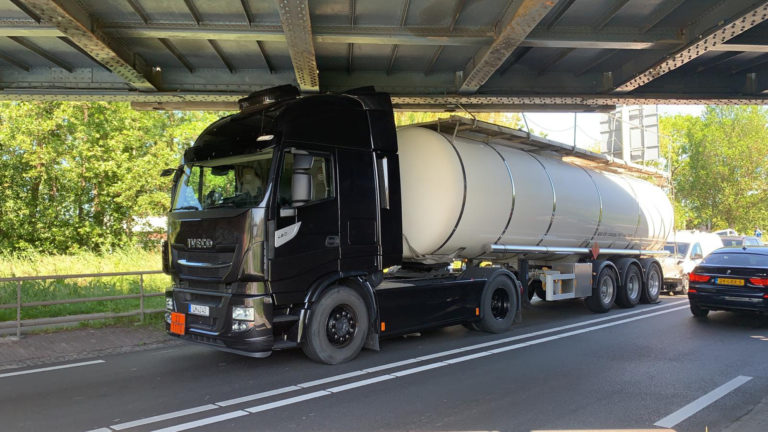 Vrachtwagen met ethanol rijdt tegen spoorbrug N242, auto botst vol achterop