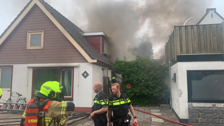 Brand op veranda slaat over naar huizen aan De Nederlanden, kat overlijdt