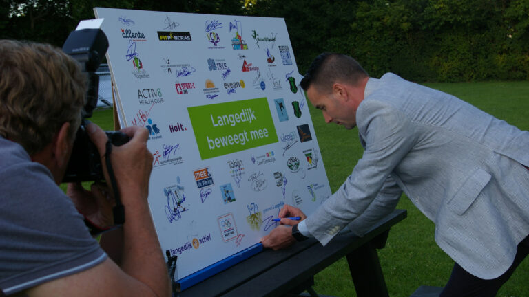 Lokaal Sportakkoord van Langedijk ondertekend bij Zwembad De Bever
