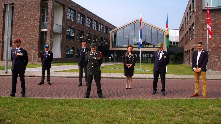 Burgemeester Kompier ontvangt Veteranencomité Langedijk op Veteranendag