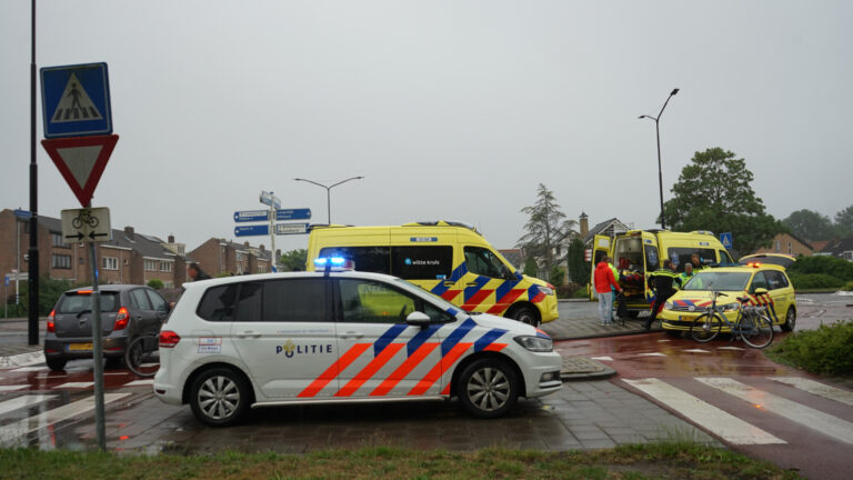 Fietsers gewond na botsing met elkaar op rotonde Middenweg – Krusemanlaan