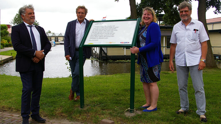 Onthulling gedichtenborden dorpsdichter Wansink: ‘Langedijk een dorp vol mooie dromen’