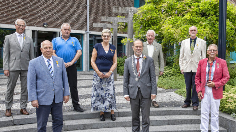 Burgemeester Blase reikt zeven koninklijke onderscheidingen uit op Waards gemeentehuis