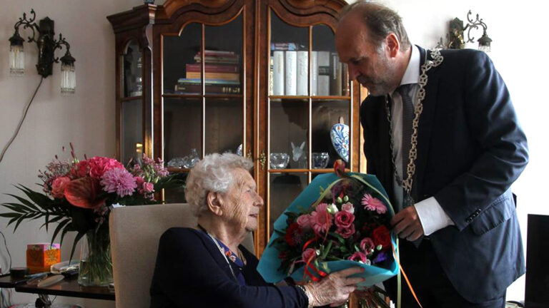 Mevrouw Vermeulen overwon corona en viert nu haar honderdste verjaardag