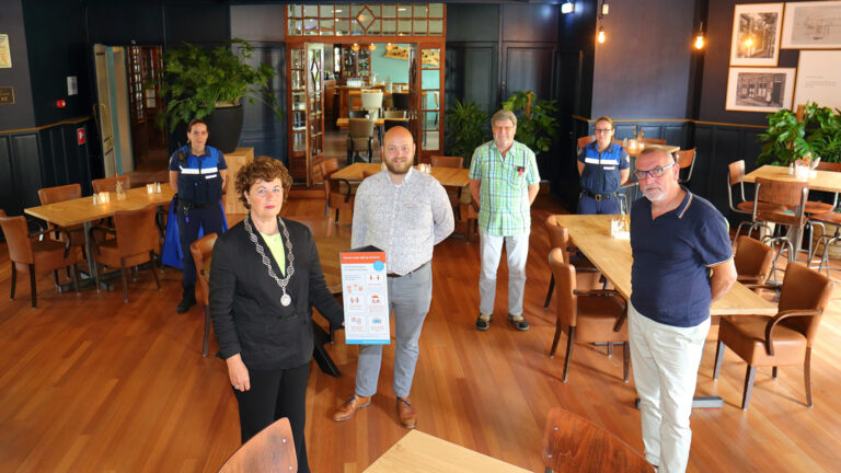 Burgemeester Kompier biedt Langedijker horecaondernemers corona-tafelkaart aan