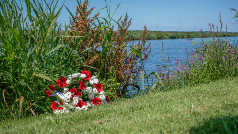 Bloemen voor verongelukte brandweerduiker bij Noordhollandsch Kanaal