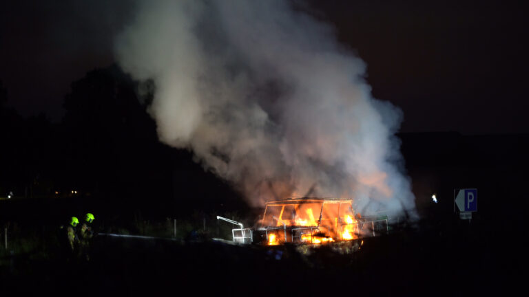 Brand verwoest plezierjacht in Kanaal Omval-Kolhorn bij Noord-Scharwoude