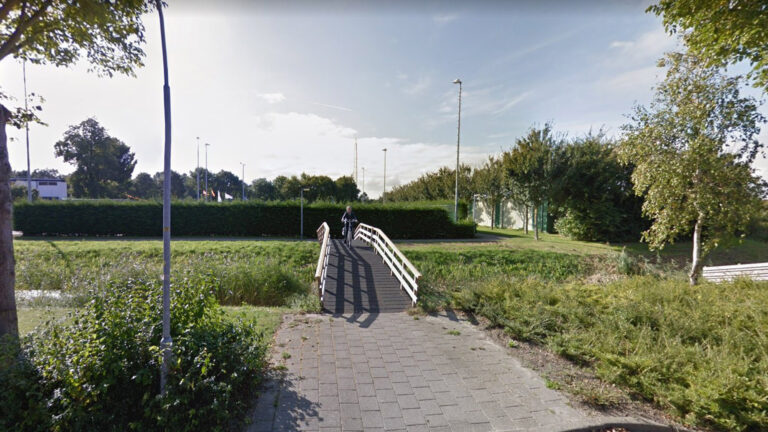 Nieuwe slijtlaag voor bruggen en steigers in Langedijk