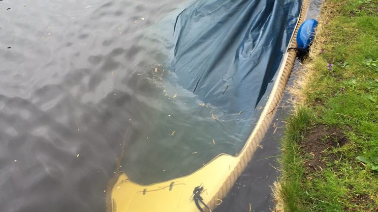 Gemeente Langedijk verwijdert vervallen bootjes als eigenaren dat zelf niet doen