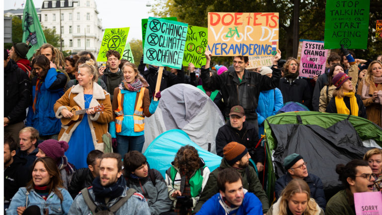 Klimaatbeweging Extinction Rebellion houdt die-in op Waagplein tijdens maandelijks luchtalarm
