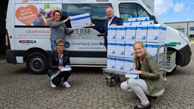 Uitvaartverzorger Pieter Dekker haalt te veel mondkapjes op voor Voedselbank Langedijk