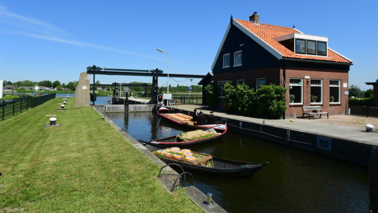 Proef met verruimde openingstijden sluis Broek op Langedijk deels verlengd