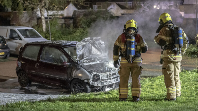 Aan Hortensialaan in Heerhugowaard geparkeerde Renault Twingo uitgebrand