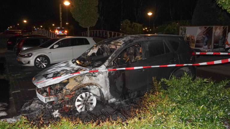 Opnieuw gaat auto in vlammen op in Heerhugowaard
