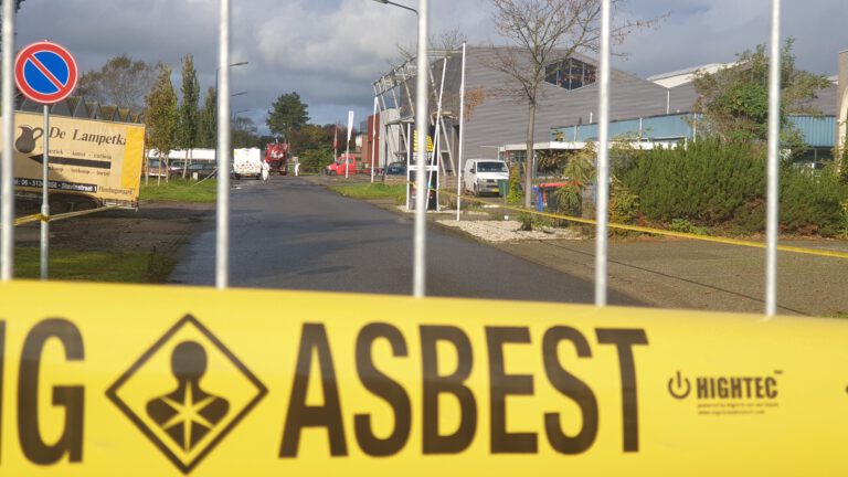 Omgeving industriebrand afgezet in verband met vrijgekomen asbest