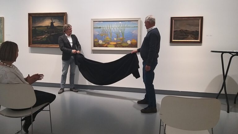 Schilderij Waterlelies van Dirk Smorenberg overgedragen aan Museum van Egmond