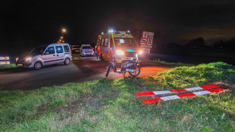 Passant ontdekt gewonde scooterrijder bij omver gereden hek op Huigendijk