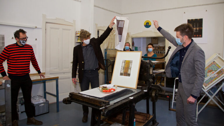 Expositie Cees Smit in Grafisch Atelier, wethouder Braak onthult ‘Vriendenprent 2020’
