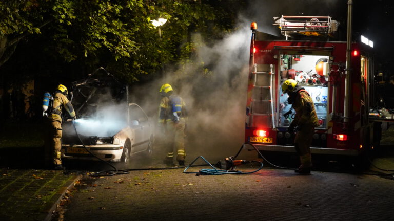 Personenauto door brand verwoest in Hoefplan Alkmaar