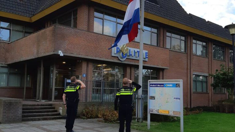 Politie Heerhugowaard brengt laatste groet aan overleden collega Leuwerink