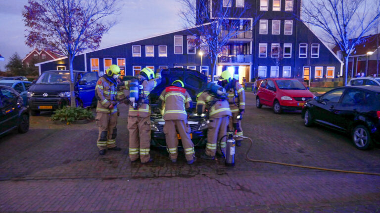 Auto in Sint Pancras stopt met roken na blusactie brandweer