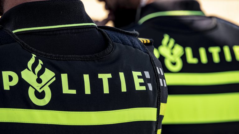 Agenten worstelen met straatrover uit Heerhugowaard in sloot bij Spanbroek