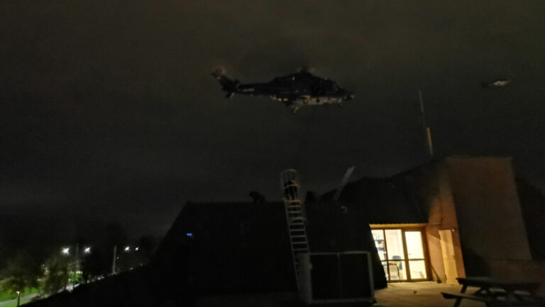 Helikopter en specialistisch team oefenen dropping op dak Waardse politiebureau