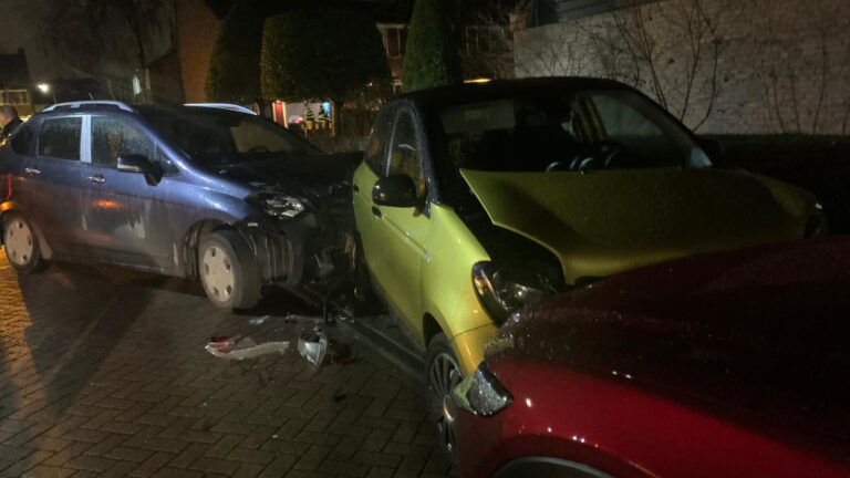 Automobiliste ramt geparkeerde auto op Langeweide in Zuid-Scharwoude