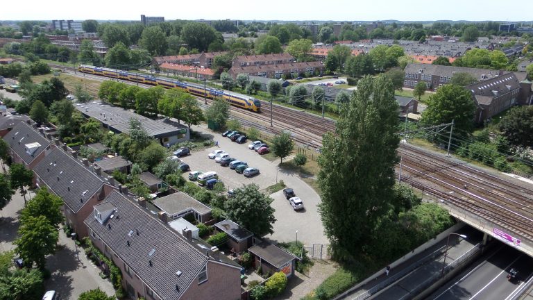 Chaos op het spoor: botsing tegen Waardse spoorbrug en auto-ongeluk in Castricum