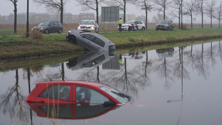 Twee auto’s te water langs Oosttangent in Heerhugowaard