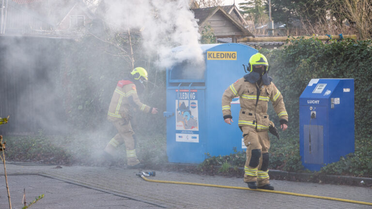 Brand in kledingcontainer bij tankstation aan De Helling in Sint Pancras