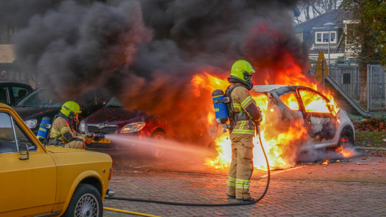 Auto brandt uit in Alkmaarse Uitenboschstraat