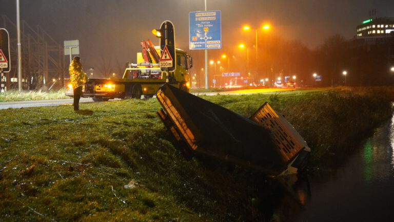 Bedrijfswagen deels te water langs Smaragdweg in Alkmaar