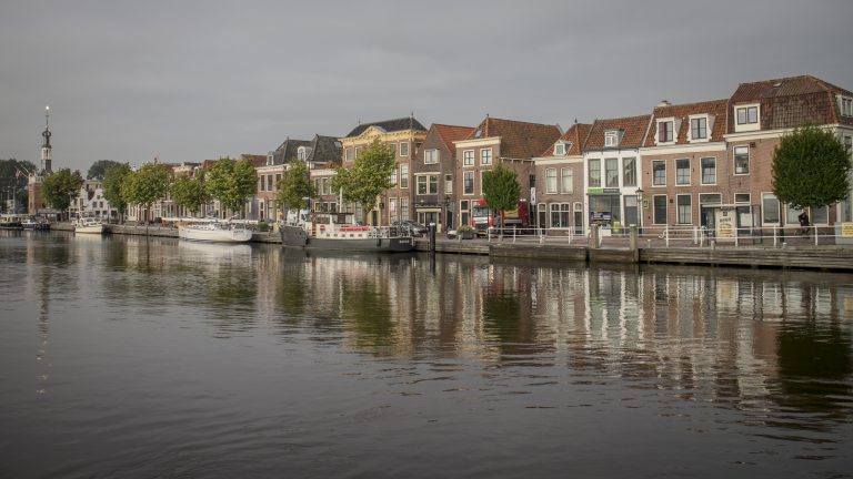 Politie en gemeente Alkmaar willen geen extra maatregelen tegen hardrijders op de Bierkade