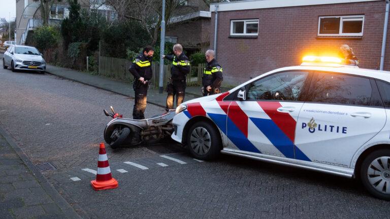 Achtervolging scooterrijder met meerdere politieauto’s eindigt in Sint Pancras
