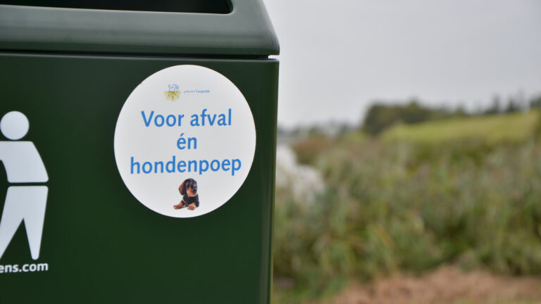 Baasjes in Langedijk moeten voortaan zelf hondenpoepzakjes meenemen
