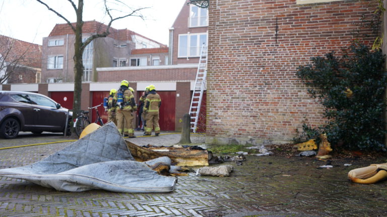 Brandweer met groot materieel uitgerukt voor brandende matras in woning Mosterdsteeg