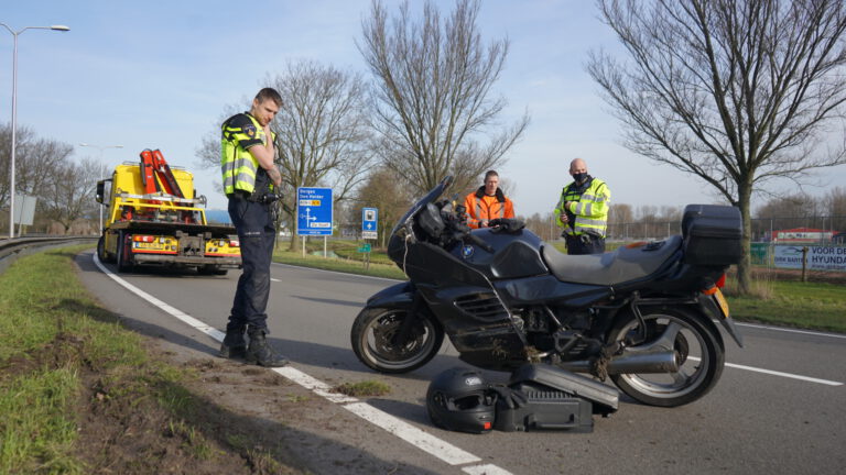 Motorrijder met spoed naar ziekenhuis na éénzijdig ongeval op Martin Luther Kingweg bij Alkmaar