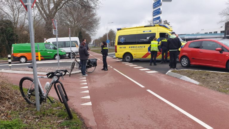 Wielrenner geschept op fietspad langs N504 bij oversteken Voorburggracht