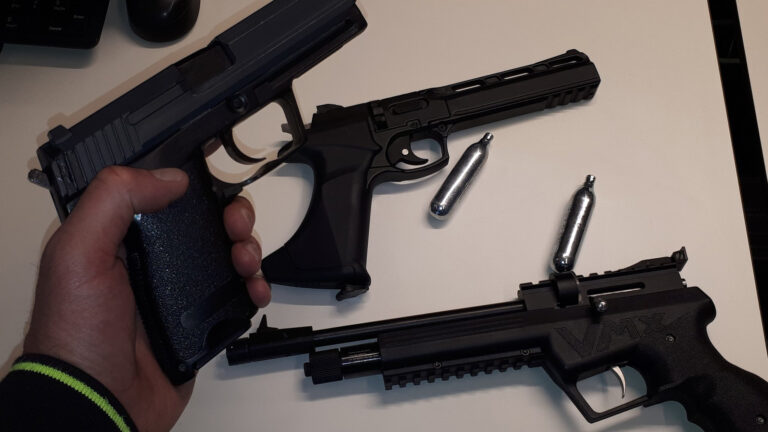 Politie Alkmaar neemt op vuurwapens lijkende luchtdrukpistolen in beslag