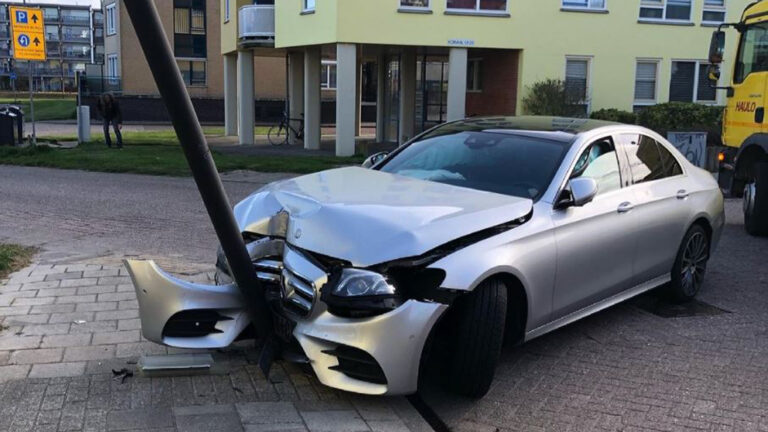 Inzittenden verlaten auto na rammen van lantaarnpaal aan Koraal in Heerhugowaard