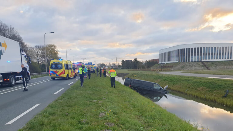 Bestuurder bestelbus gewond na éénzijdig ongeval op N242 bij Heerhugowaard