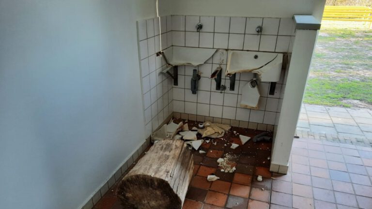 Wasbakken bij Geestmerambacht gesloopt met boomstam: “Dit is zo kansloos”