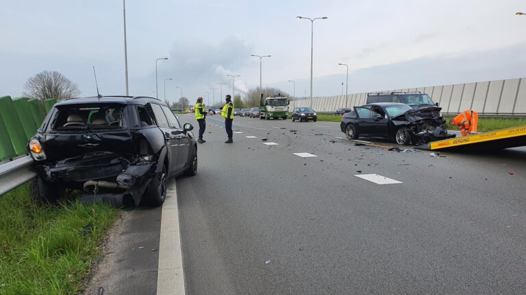 Bestuurder BMW gewond na stilvallen Mini op rijbaan N242 bij Alkmaar