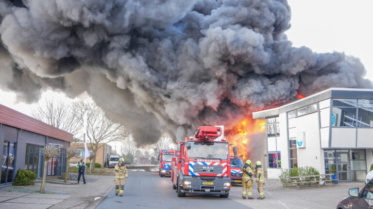 Grote brand bij autobandenbedrijf in Broek op Langedijk
