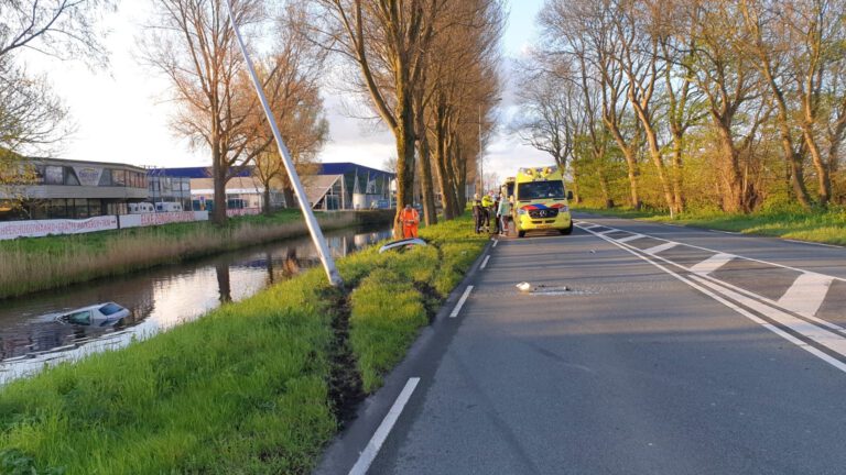 Auto te water op Westerweg bij De Zandhorst na raken lichtmast en boom