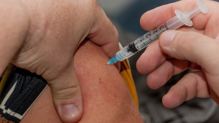 GGD Hollands Noorden houdt vaccinatie- en testtenten dicht vanwege storm